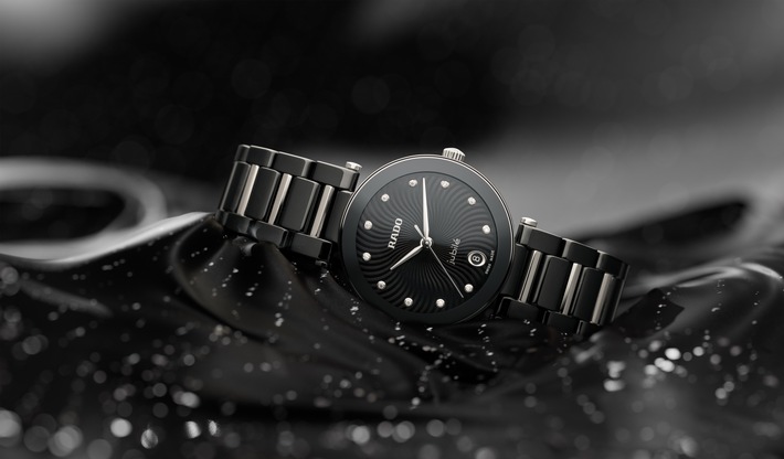 Die neue Rado LaCoupole mit kuppelförmigem Saphirglas und diamantbesetztem Zifferblatt vereint klassisches Design mit Hightech-Materialien. Ein ikonischer Zeitmesser, neu interpretiert. / Weiterer Text über ots und www.presseportal.de/nr/75914 / Die Verwendung dieses Bildes für redaktionelle Zwecke ist unter Beachtung aller mitgeteilten Nutzungsbedingungen zulässig und dann auch honorarfrei. Veröffentlichung ausschließlich mit Bildrechte-Hinweis.