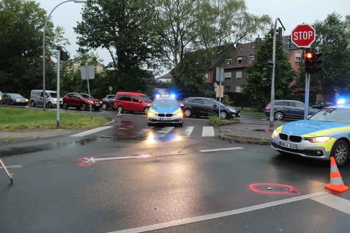 POL-BO: Fahrradfahrerin wird auf Fußgängerüberweg angefahren - die Polizei sucht nach den Ersthelfern.