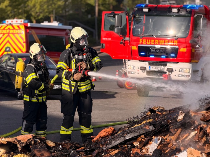 FW-EN: Brand in Müllwagen