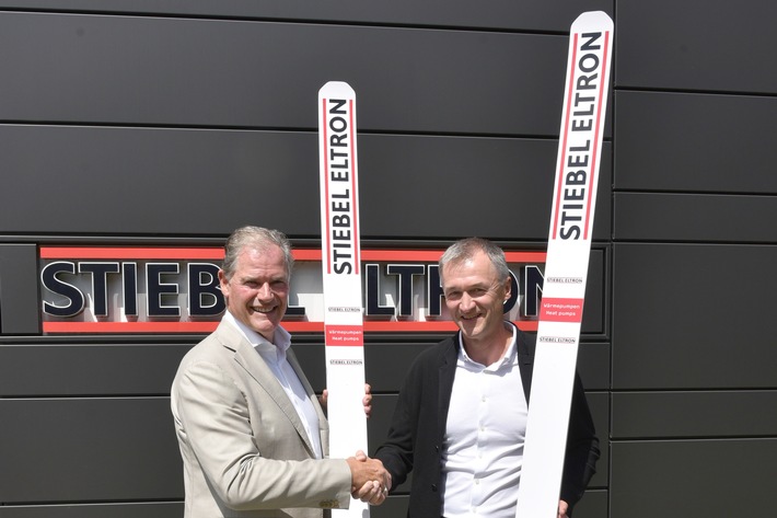 Mit einem Handschlag von Franz Föttinger (rechts), CEO Fischer Sports GmbH, und Stiebel Eltron-Geschäftsführer Heinz-Werner Schmidt wurde jetzt der Einstieg von Stiebel Eltron in das internationale Skisprung-Sponsoring besiegelt. / Weiterer Text über ots und www.presseportal.de/nr/62786 / Die Verwendung dieses Bildes für redaktionelle Zwecke ist unter Beachtung aller mitgeteilten Nutzungsbedingungen zulässig und dann auch honorarfrei. Veröffentlichung ausschließlich mit Bildrechte-Hinweis.