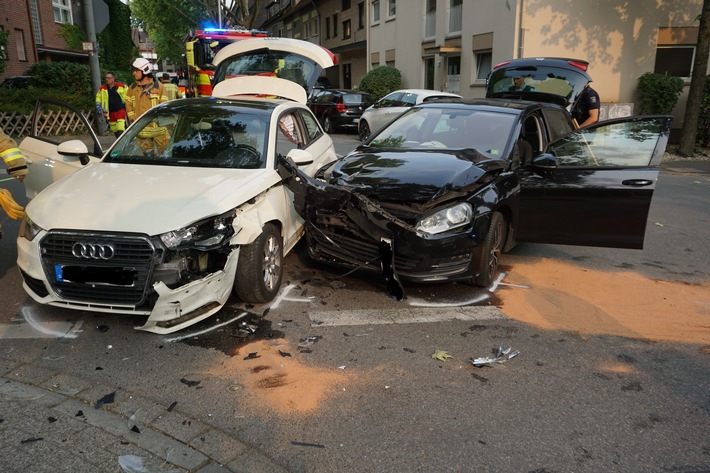 FW Ratingen: Innerstädtischer Verkehrsunfall mi zwei Vefletzten