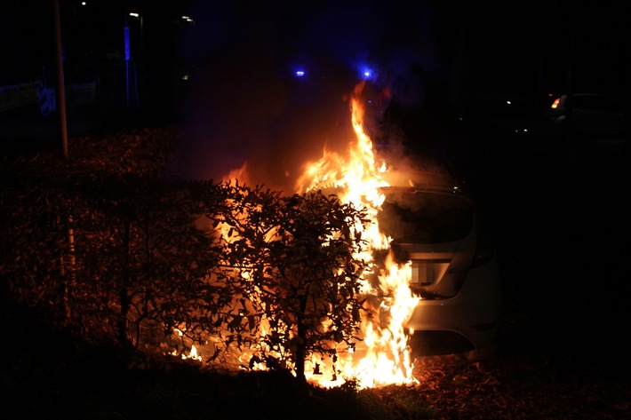 POL-DN: Pkw-Brand - Polizei sucht Zeugen