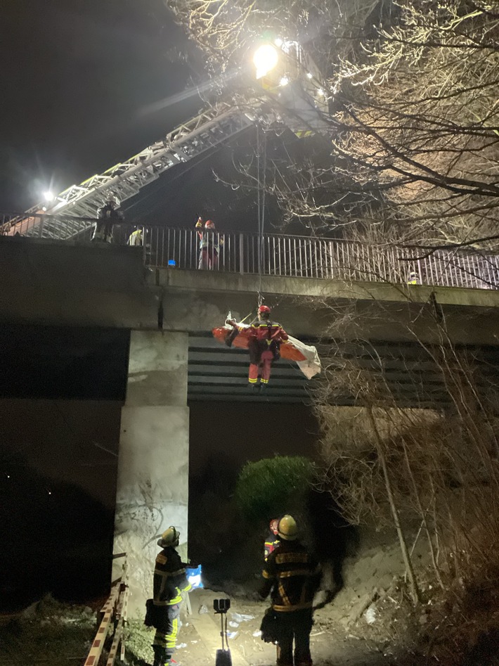 FW-DO: 13.12.2024 - Mann stürzt von Brücke in Marten