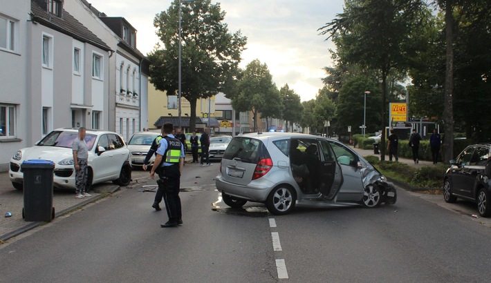 POL-RBK: Bergisch Gladbach - Alkoholisierte Fahrerin verursacht Verkehrsunfall mit hohem Sachschaden