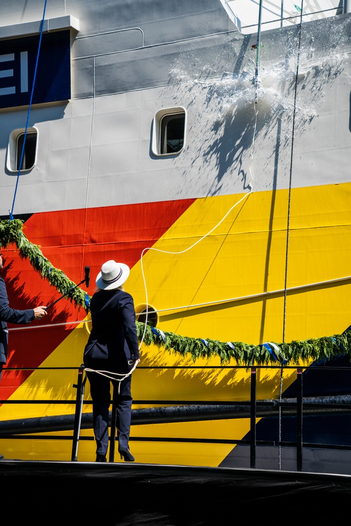 BPOLP Potsdam: Bundespolizeischiff "NEUSTADT" am Warnemünder Cruise Center feierlich in Dienst gestellt