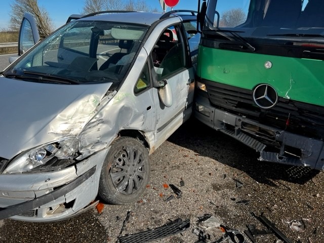 POL-PDPS: Zweibrücken - Verkehrsunfall zwischen Lkw und Pkw