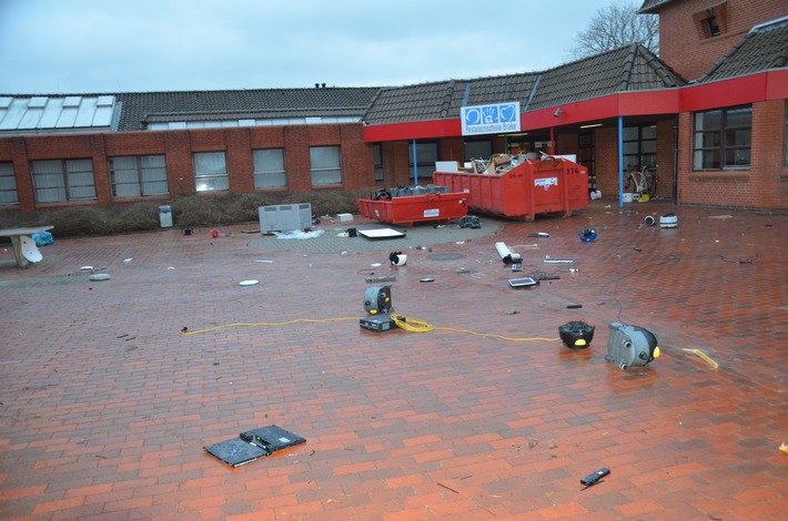 POL-DEL: Landkreis Wesermarsch: Vandalismus auf dem Gelände der Pestalozzischule in Brake +++ Zeugenaufruf