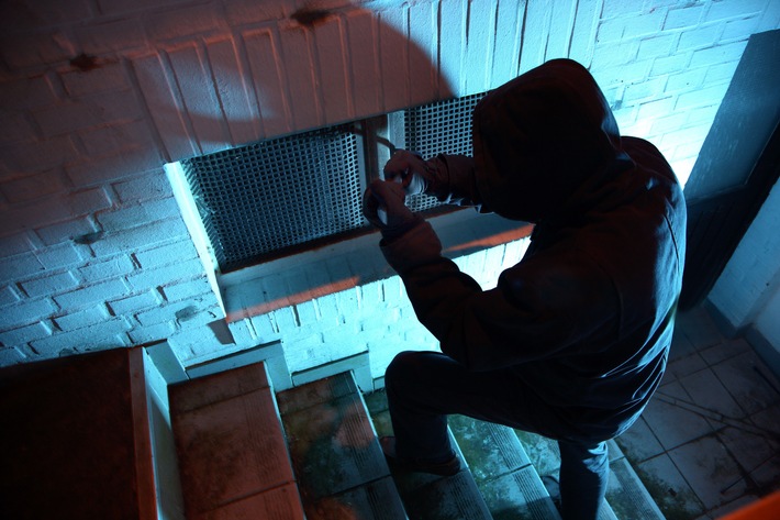 POL-HF: Wohnungseinbruch zur Tageszeit -
Täter brechen Kellerfenster auf