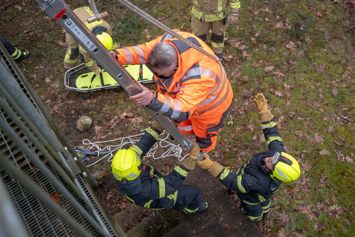 FW-OLL: Realistische Einsatzübung in Wildeshausen: Feuerwehr trainiert Menschenrettung unter Nullsicht
