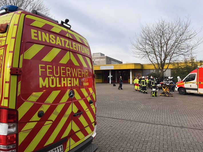 FW-MH: Vermuteter Reizgasaustritt am Berufskolleg - Feuerwehr kontrolliert Bereich