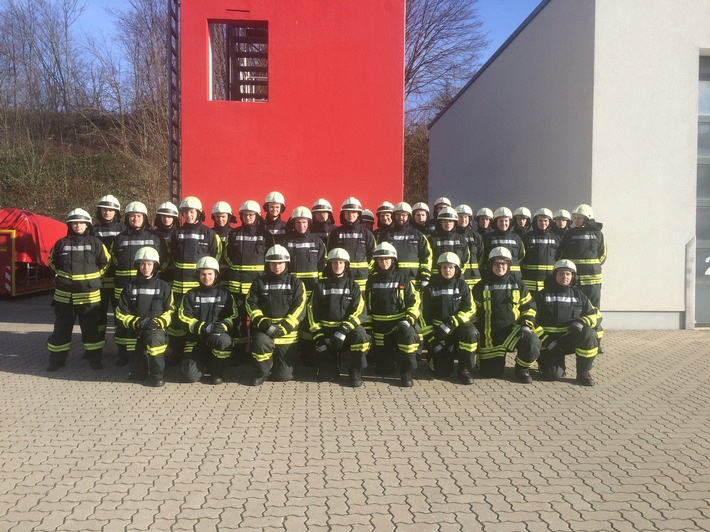FW-EN: 32 ehrenamtliche Feuerwehrleute haben dieses Wochenende in Hattingen ihre Grundausbildung begonnen.