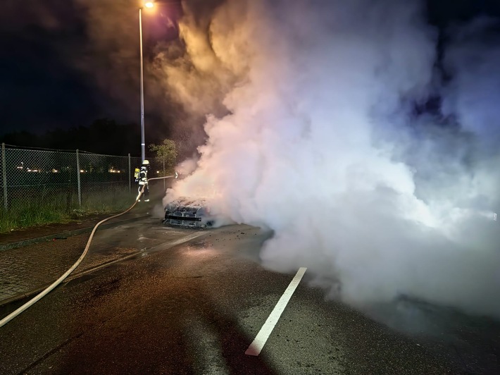 FW Celle: Fahrzeugbrand in Altencelle