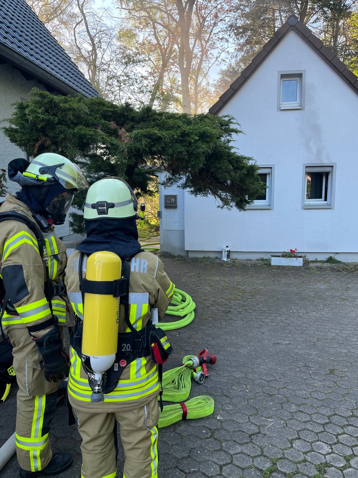 FW Lage: Feuer 2 / Feuer in Carport/Anbau - 28.04.2022 - 18:34 Uhr