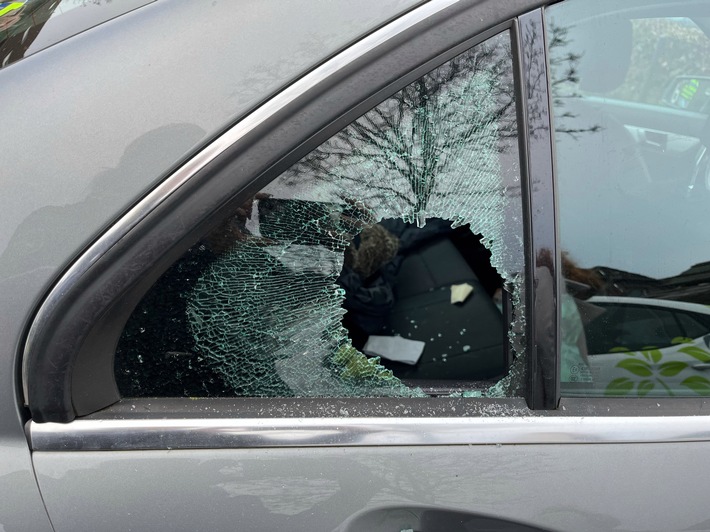 POL-KLE: Geldern - Scheiben an sieben Fahrzeugen eingeschlagen / Zeugen gesucht