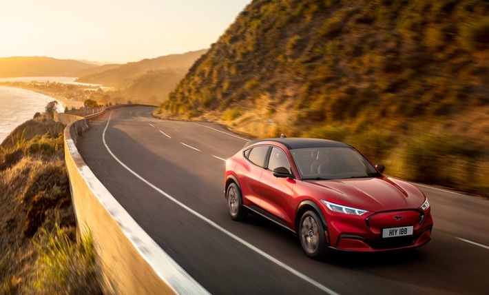 Rein elektrischer Ford Mustang Mach-E: Viel Power, Stil und das Gefühl der Freiheit für eine neue Autofahrer-Generation / Seit 55 Jahren elektrisiert der Ford Mustang seine Fans rund um den Globus. Nun ist das berühmte "Pony-Car" bereit für die elektrifizierte Zukunft: Mit dem neuen Ford Mustang Mach-E präsentiert der Konzern heute erstmals eine rein elektrisch angetriebene Modellvariante im Crossover-Stil. Sie ist von der gleichen Sehnsucht nach Freiheit, Fortschritt und herausragenden Fahrleistungen geprägt wie der legendäre Sportwagen, der 1964 auf den Markt kam. Der 4,71 Meter lange, 1,88 Meter breite und 1,60 Meter hohe Ford Mustang Mach-E transformiert diese Ideale auf eine neue Ebene und vereint sie mit einem größeren Platzangebot für die gestiegenen Ansprüche der Kunden. Die Markteinführung in Deutschland ist für Ende 2020 geplant. Weiterer Text über ots und www.presseportal.de/nr/6955 / Die Verwendung dieses Bildes ist für redaktionelle Zwecke honorarfrei. Veröffentlichung bitte unter Quellenangabe: "obs/Ford-Werke GmbH"
