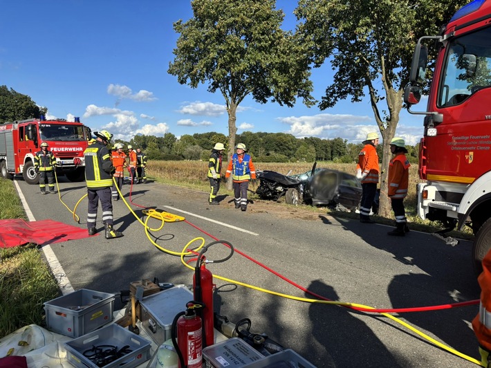 FW Lüchow-Dannenberg: +++ Verkehrsunfall in Lüchow-Dannenberg: Pkw gegen Baum - Person eingeklemmt +++