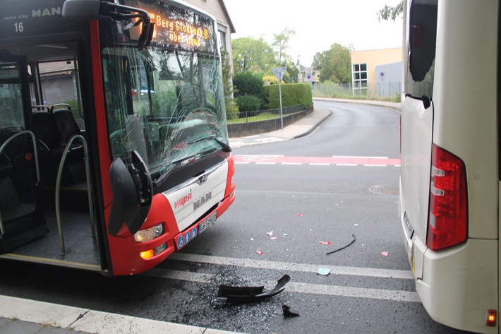 POL-RBK: Bergisch Gladbach - Mehrere Fahrgäste bei Kollision zweier Linienbusse verletzt