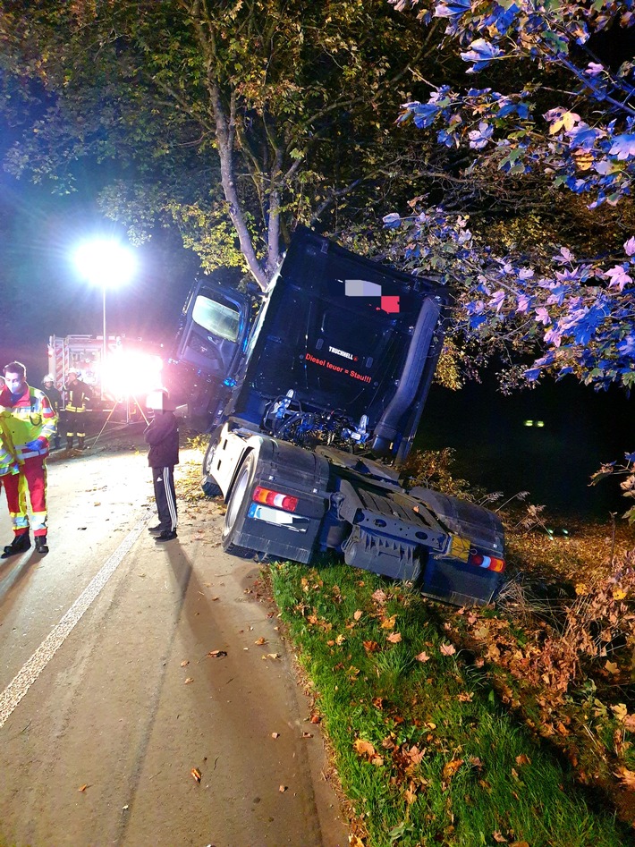 FW Schalksmühle: Verkehrsunfall - LKW prallt gegen Baum