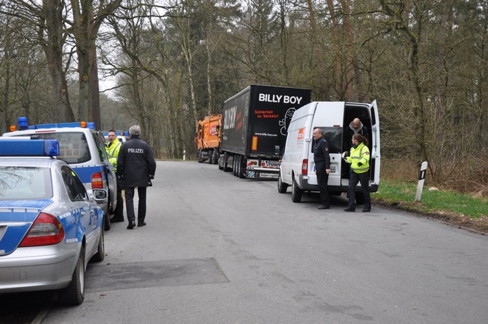 POL-WL: Polizei kontrolliert Schwerlastverkehr auf der B 75 ++  Zeugenaufruf nach Verkehrsunfallfluchten ++