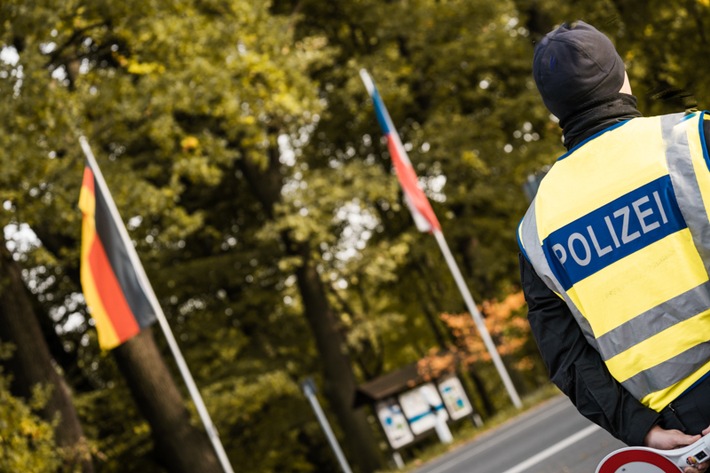 BPOLI LUD: Für ungültig erklärt - Bundespolizei stellt rumänischen Aufenthaltstitel bei Nepalesen sicher