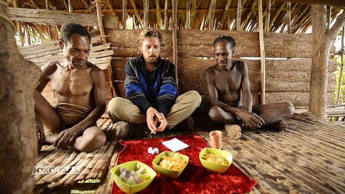 Lecker: Klaas Heufer-Umlauf zu Gast bei Kannibalen! "Joko gegen Klaas - Das Duell um die Welt" am 22. November auf ProSieben (FOTO)