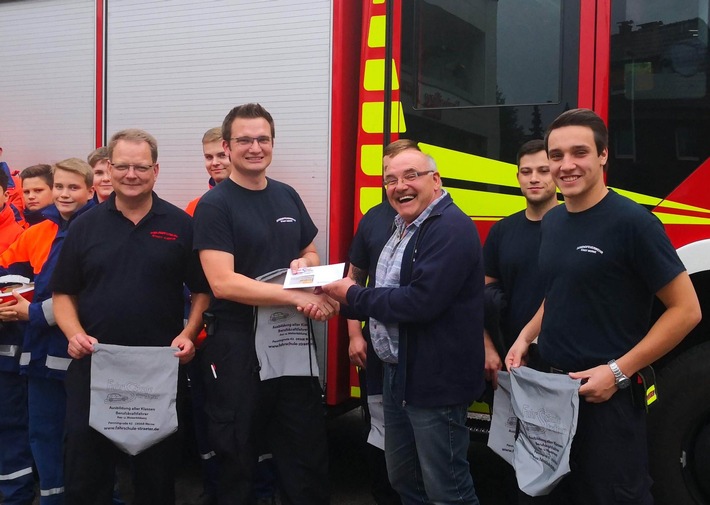 FW-WRN: Über eine Spende von 200EUR von Fahrschulinhaber Norbert Sträter freut sich die Jugendfeuerwehr Werne