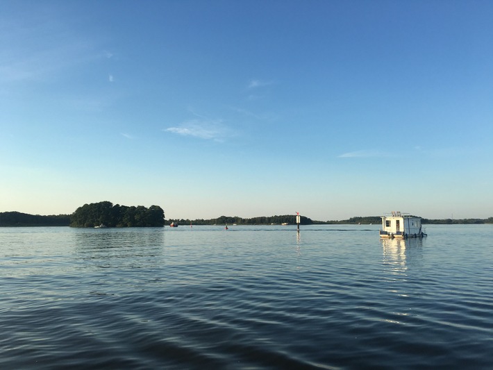 "Alles im Fluss": ZDF-Moderatorin Barbara Hahlweg erprobt das Leben auf dem Hausboot (FOTO)