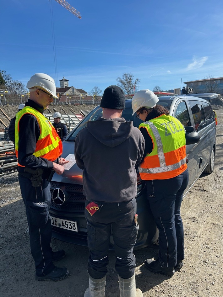 HZA-A: Deutsche und Österreichische Behörden gemeinsam gegen Schwarzarbeit / Kontrolle einer Großbaustelle in Lindau