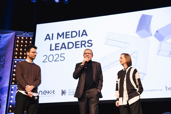 AI Media Leaders Conference 2026 holt internationale KI-Fachleute aus Wirtschaft, Tech, Politik und Wissenschaft nach Hamburg (Hier Foto von der Veranstaltung 2025. V.li.: Gregor Schmalzried (Host & Teamlead "Der KI-Podcast", ARD), Egbert Rühl (Geschäftsführung Hamburg Kreativ Gesellschaft) und Dr. Nina Klaß (Leitung nextMedia.Hamburg) / Weiterer Text über ots und www.presseportal.de/nr/8218 / Die Verwendung dieses Bildes für redaktionelle Zwecke ist unter Beachtung aller mitgeteilten Nutzungsbedingungen zulässig und dann auch honorarfrei. Veröffentlichung ausschließlich mit Bildrechte-Hinweis.