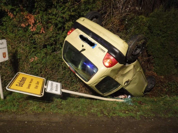 POL-DN: Pkw landet nach Alleinunfall auf dem Dach