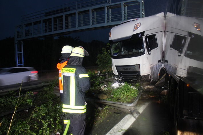 FF Bad Salzuflen: Zwei Verletzte nach schwerem LKW-Unfall auf der A2 / Vollsperrung in Fahrtrichtung Hannover sorgt für lange Staus im Berufsverkehr