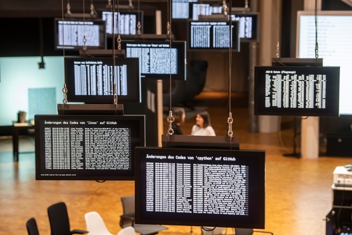 "Die Welt als Datenfeld", Installation von Peter Weibel und Christian Lölkes, Ausstellungsansicht "Open Codes II. Die Welt als Datenfeld". © ZKM | Karlsruhe, Foto: ARTIS-Uli Deck Weiterer Text über ots und www.presseportal.de/nr/102599 / Die Verwendung dieses Bildes ist für redaktionelle Zwecke honorarfrei. Veröffentlichung bitte unter Quellenangabe: "obs/ZKM Karlsruhe/ARTIS - Uli Deck"