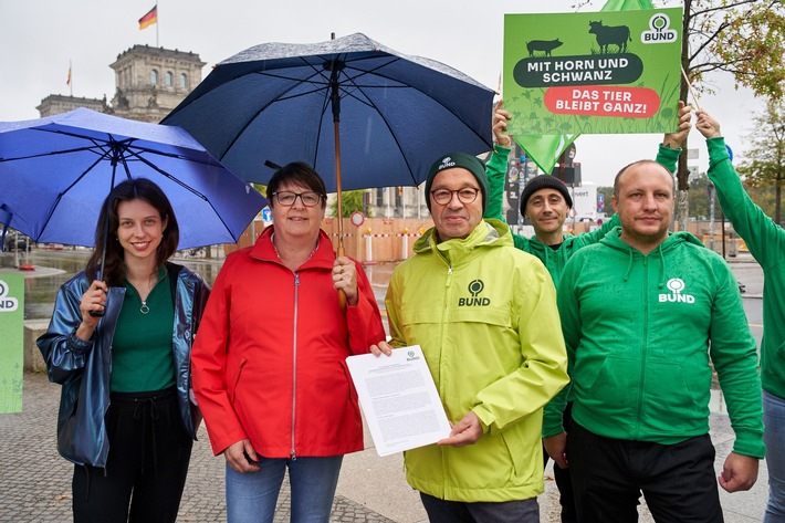 ++ Wiederholung mit aktualisiertem Link | BUND fordert Ställe ohne Tierquälerei – Tierschutzgesetz-Novelle jetzt! | Entwurf diese Woche im Bundestag – BUND übergibt Forderungspapier ++