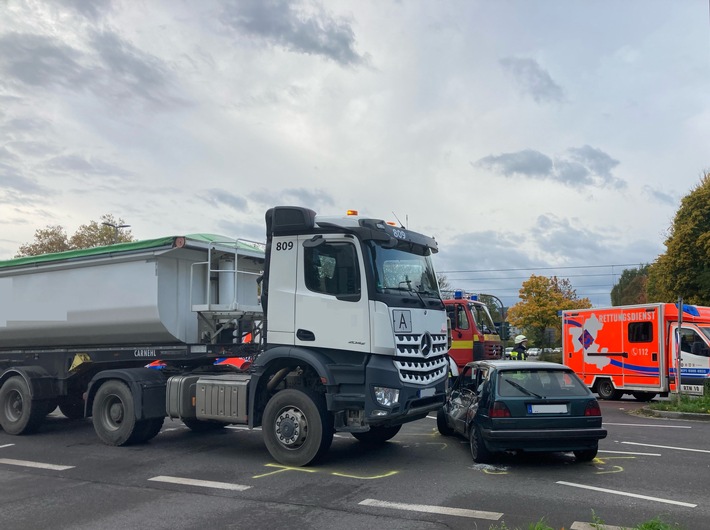 FW-EN: Verkehrsunfall zwischen PKW und LKW