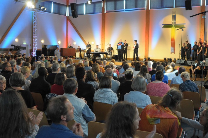 Feierlicher Bibel-TV-Dankgottesdienst / am 2. Oktober 2021 ab 14.00 Uhr live! / Übertragung des ökumenischen Gottesdienstes aus dem Christus-Zentrum Arche e.V. in Elmshorn