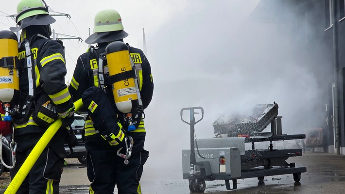 FW Celle: Hochvoltbatterie brennt in Altencelle