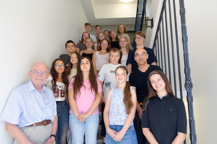 Ehemalige Studierende mit Schulklasse aus Rheine zu Besuch an der Universität Osnabrück
