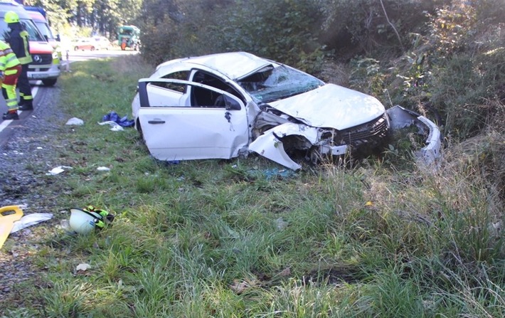 POL-SI: Mit überhöhter Geschwindigkeit unterwegs: Auto überschlägt sich mehrfach -#polsiwi