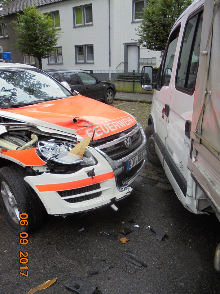 FW-BOT: Notarzteinsatzfahrzeug bei Einsatzfahrt verunglückt - keine Verletzten