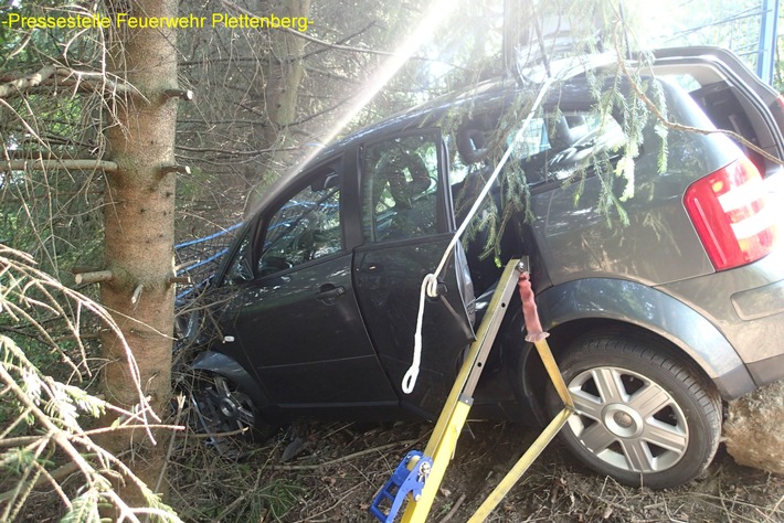 FW-PL: Schwerer Verkehrsunfall im Plettenberger Ortsteil Kückelheim. Fahrerin wurde schwer verletzt