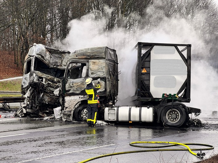 FW-GLA: Auffahrunfall auf der A2 - LKW in Vollbrand (Abschlussmeldung)