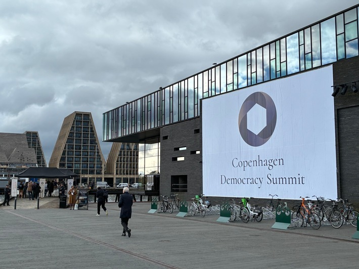 Der Copenhagen Democracy Summit bringt im Royal Playhouse der dänischen Hauptstadt rund 600 Expertinnen und Experten zusammen, darunter erstmals Vertreter der von dpa koordinierten Democracy News Alliance. / Weiterer Text über ots und www.presseportal.de/nr/8218 / Die Verwendung dieses Bildes für redaktionelle Zwecke ist unter Beachtung aller mitgeteilten Nutzungsbedingungen zulässig und dann auch honorarfrei. Veröffentlichung ausschließlich mit Bildrechte-Hinweis.
