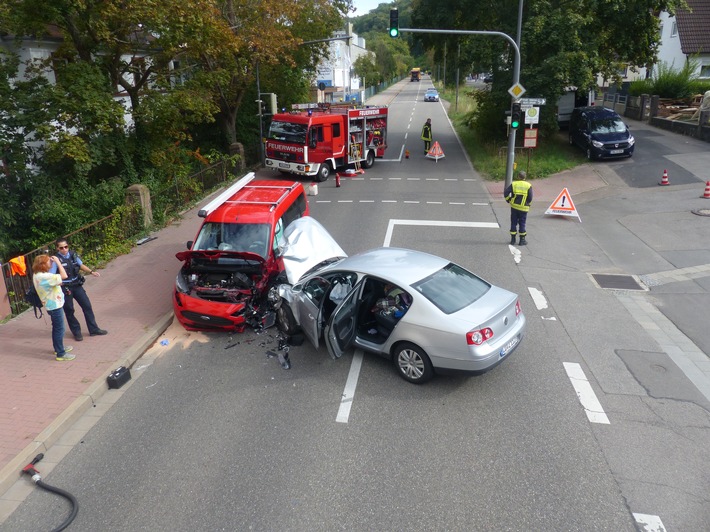 POL-PDNW: Verkehrsunfall mit anschließender Verkehrsbehinderung