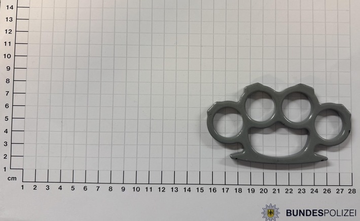 BPOL NRW: Bundespolizei findet Schlagring bei einem Minderjährigen