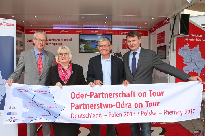 Premiere: Sommer-Tour durch die Oderregion / Das Sommer-Mobil der Oder-Partnerschaft tourt unter dem Motto &quot;Lerne deinen Nachbarn kennen&quot; durch Deutschland und Polen (BILD)