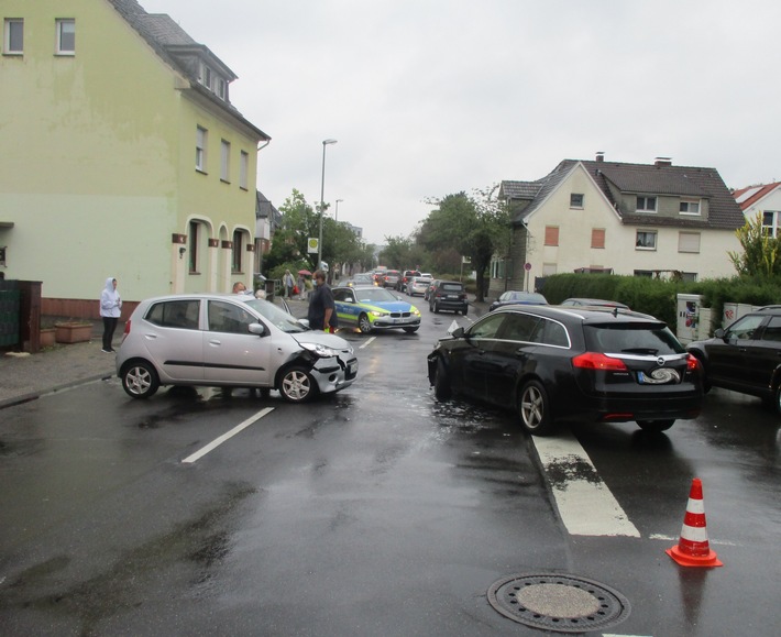 POL-RBK: Leichlingen - Vorfahrt missachtet, eine Person schwer verletzt
