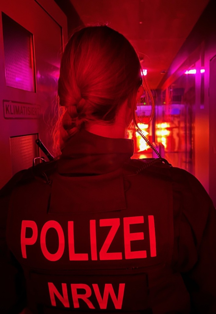 POL-DU: Behördenübergreifender Schwerpunkteinsatz gegen Clan-Kriminalität an Rhein und Ruhr - Innenminister Herbert Reul bei großangelegten Kontrollen dabei