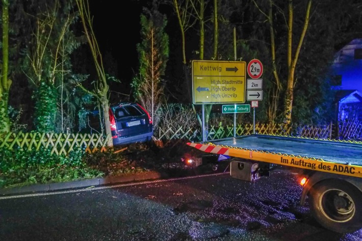 FW-Heiligenhaus: Auto stieß Gastank und Strommast um (Meldung 4/2018)