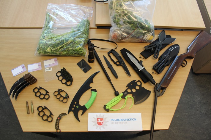 POL-HI: Gemeinsame Pressemeldung der Staatsanwaltschaft und der Polizei Hildesheim -Drogen und verbotene Waffen bei Wohnungsdurchsuchung beschlagnahmt-