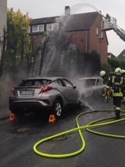 FW-BO: Brand zweier PKW drohte auf ein Gebäude überzugreifen.